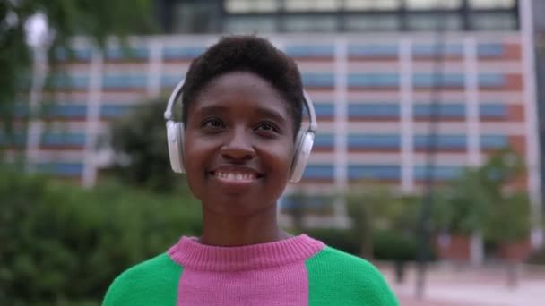 Jonge Trendy Zwarte Vrouw Met Koptelefoon Weg Kijken Staande Stad — Stockvideo