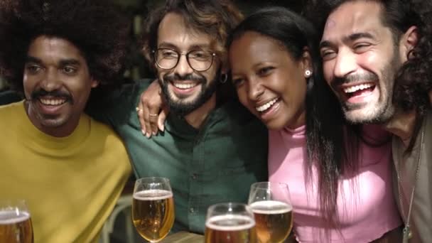 Joven Grupo Amigos Multirraciales Disfrutando Hora Feliz Cervecería Retrato Gente — Vídeos de Stock