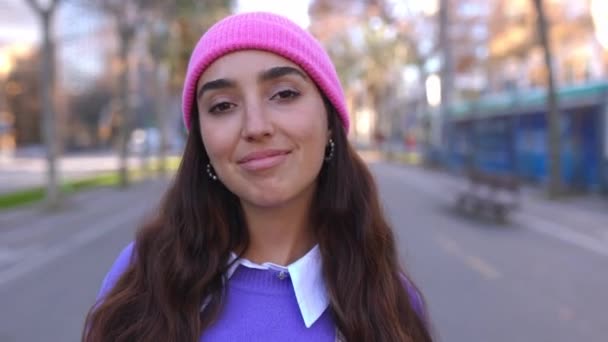 Portrait Joyeux Jeune Femme Hispanique Latina Sourire Caméra Sur Fond — Video