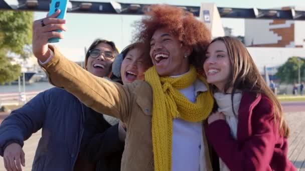 Szczęśliwa Młoda Grupa Różnorodnych Przyjaciół Ciepłych Ubraniach Biorąc Portret Selfie — Wideo stockowe