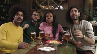 Spor barında futbol izleyen dört yetişkin arkadaştan oluşan çeşitli bir grup. Bir barda mutlu saatler geçirip bira içerken takım golünü kutlayan heyecanlı insanlar..