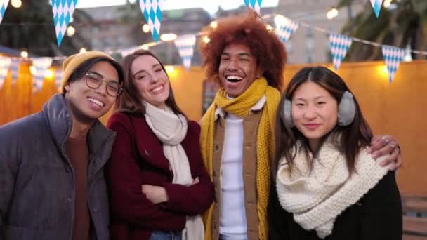 Retrato Sonriente Grupo Joven Amigos Estudiantes Disfrutando Del Tiempo Juntos — Vídeos de Stock
