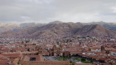 Arka planda Cusco, Peru 'nun panoramik manzarası, katedral, ana meydan ve dağlar var. Güney Amerika 'da seyahat yerleri