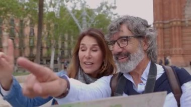 Barselona 'yı haritayla gezen yaşlı turistler. Seyahat ve tatil kavramı.
