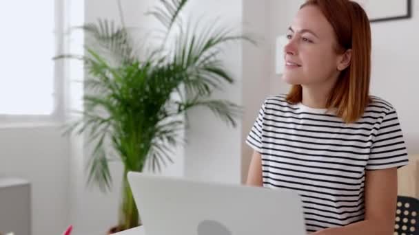 Evdeki Oturma Odasında Çalışırken Dizüstü Bilgisayar Kullanan Rahat Giyimli Güzel — Stok video