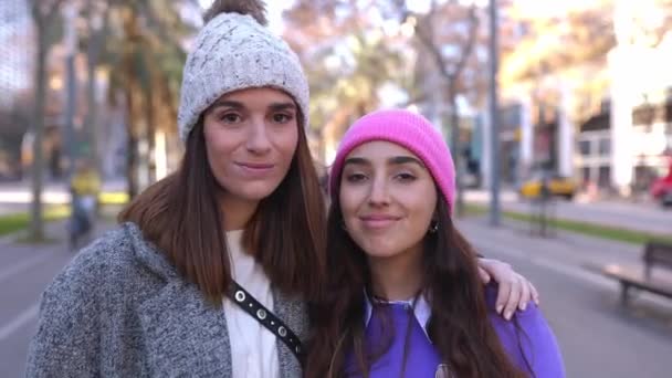 Porträtt Kvinnliga Vänner Står Tillsammans Över Urban Bakgrund Vintern Två — Stockvideo