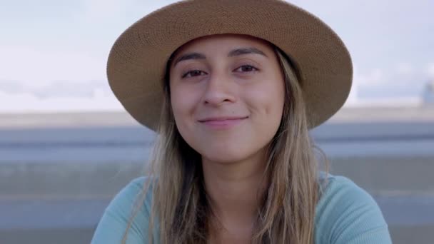 Genç Latin Kadın Dışarıda Oturan Kameraya Gülümsüyor City Street Teki — Stok video