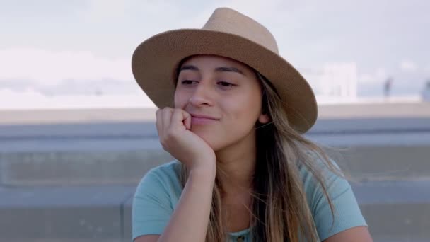 Mujer Latina Joven Pensativa Sentada Sola Aire Libre Relajada Hembra — Vídeo de stock