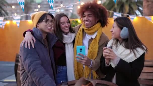 Szczęśliwa Grupa Nastoletnich Przyjaciół Robi Sobie Selfie Zimowy Dzień Tysiąclecia — Wideo stockowe