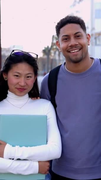 Happy Portrait Tow College Student Friends Souriant Caméra Debout Extérieur — Video