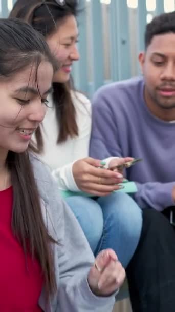 Diversos Jóvenes Estudiantes Universitarios Que Hacen Tareas Proyectos Grupales Juntos — Vídeos de Stock