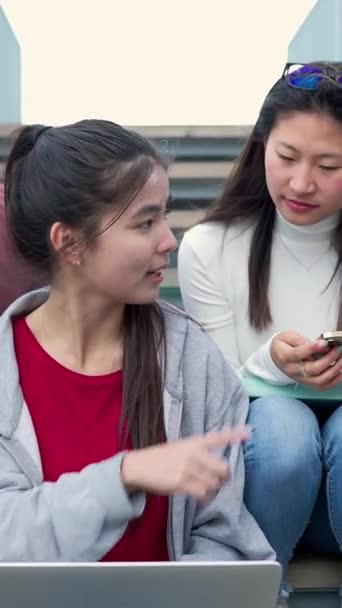 Молоді Студенти Багаторасового Коледжу Які Сидять Сходах Університеті Кампусу Використовуючи — стокове відео