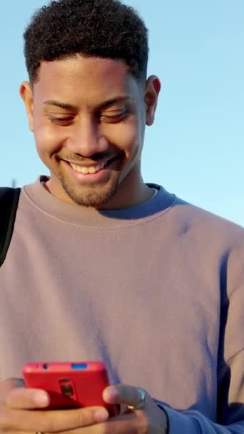 Mladý Dospělý Šťastný Latinsky Student Muž Batohem Pomocí Mobilního Telefonu — Stock video