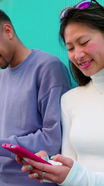Młoda Grupa Studentów Korzystająca Telefonów Komórkowych Przy Ścianie Budynku Millennial — Wideo stockowe