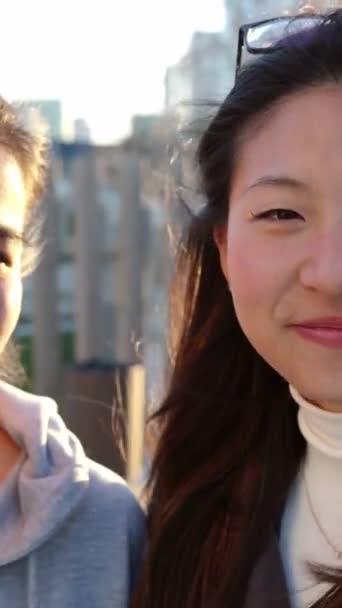 Retrato Dos Jóvenes Amigos Universitarios Asiáticos Sonrientes Parados Juntos Aire — Vídeos de Stock