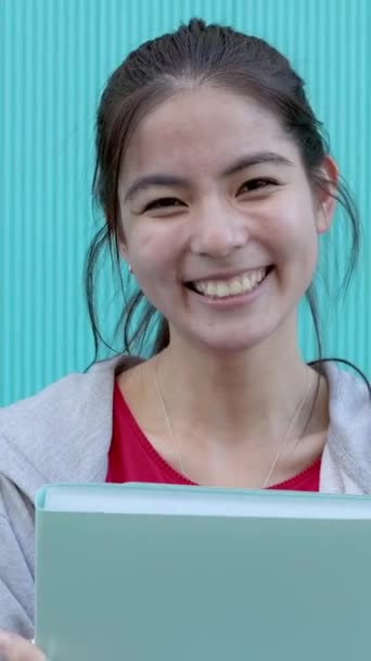 照片上 快乐的中国女学生站在高墙背景下 对着摄像机微笑 垂直屏幕9 16方面的视频镜头 — 图库视频影像