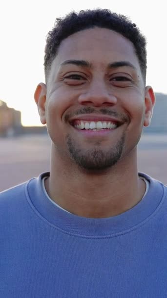 Νεαρός Λατίνος Λατίνος Που Χαμογελάει Στην Ύπαιθρο Ευτυχισμένο Κοντινό Πορτραίτο — Αρχείο Βίντεο