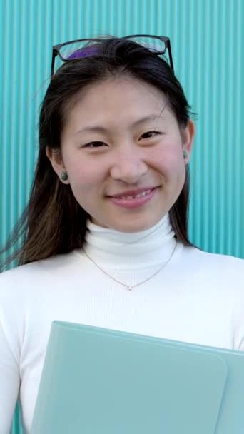 Feliz Estudiante Asiática Mujer Sonriendo Cámara Pie Sobre Aguamarina Edificio — Vídeos de Stock