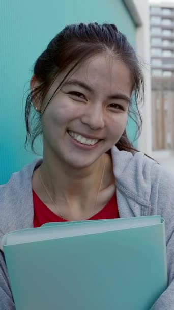 Portrait Souriant Jeune Lycéenne Asiatique Penchée Sur Mur Bâtiment École — Video