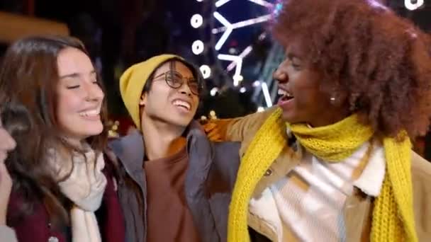 Jóvenes Amigos Multirraciales Pasando Invierno Pie Juntos Aire Libre Millennials — Vídeos de Stock