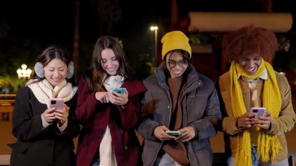 Çeşitli Gençler Kış Mevsiminde Şehrin Sokaklarında Cep Telefonlarıyla Sıraya Girip — Stok video