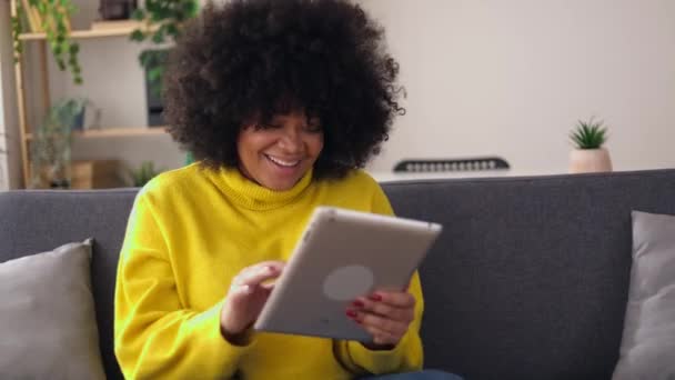 Femeie Latină Fericită Care Distrează Uitându Conținut Media Tabletă Stând — Videoclip de stoc