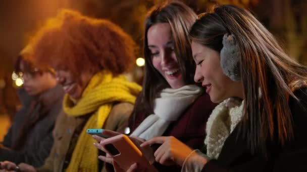Hipsterska Grupa Tysiącletnich Przyjaciół Używająca Telefonów Komórkowych Siedzących Razem Zewnątrz — Wideo stockowe