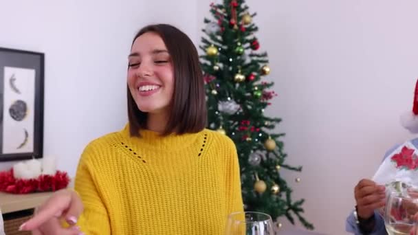 Genç Güzel Bir Kadın Noel Yemeğini Evde Ailesiyle Arkadaşlarıyla Kutlarken — Stok video