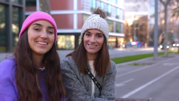 Porträtt Två Unga Vackra Kvinnor Ullig Hatt Tittar Kameran Sitter — Stockvideo