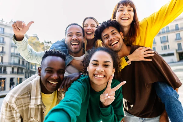 Diverse Groep Jonge Studenten Die Plezier Maken Met Selfie Portret — Stockfoto