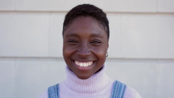 Gelukkige Jonge Afrikaanse Vrouw Gezicht Glimlach Camera Stedelijke Achtergrond Positieve — Stockvideo