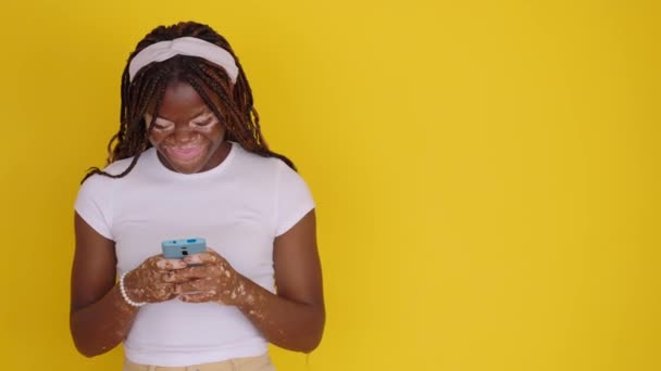Απομονωμένο Πορτρέτο Της Χαρούμενης Νεαρής Αφρικάνας Λεύκη Που Διασκεδάζει Χρησιμοποιώντας — Αρχείο Βίντεο