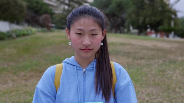 Portrait Jeune Adolescente Asiatique Regardant Sérieusement Caméra Plein Air Étudiante — Video
