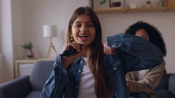 Młoda Nastolatka Grająca Karaoke Mamą Domu Rodzina Samotnych Rodziców Bawiąca — Wideo stockowe