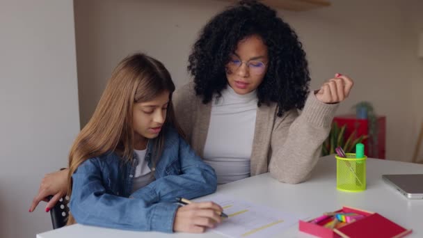 Młoda Dorosła Kobieta Pomaga Córce Odrabiać Lekcje Domu Koncepcja Edukacji — Wideo stockowe