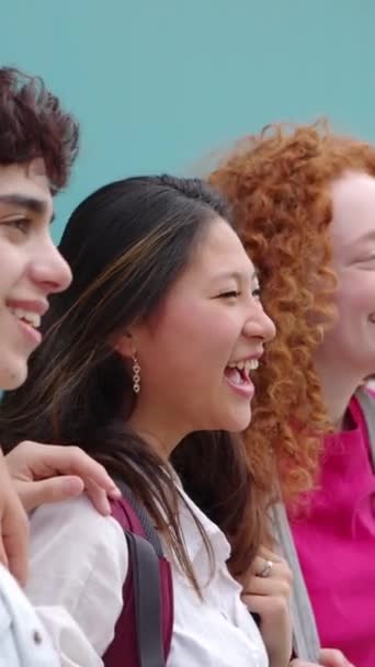 Zijaanzicht Van Multi Etnische Groep Studenten Vrienden Poseren Blauwe Achtergrond — Stockvideo