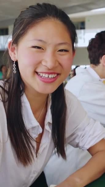 Тисячолітній Студент Китайської Дівчини Посміхається Камеру Кампусному Коледжі Портрет Азіатки — стокове відео