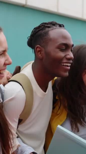 Gelukkige Divers Groepje Studentenvrienden Die Samen Lachen Campus Millennial Multi — Stockvideo