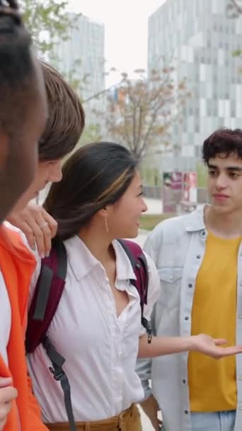 Grupp Glada Unga Vänner Som Pratar Utanför Campus Glada Tusenårsstudenter — Stockvideo