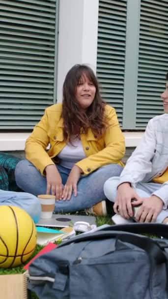 Dışarıda Arkadaşlarıyla Buluşan Genç Yetişkin Bir Bayan Öğrenci Üniversite Kampüsünde — Stok video
