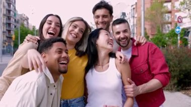 Bir grup farklı öğrenci dışarıda eğleniyor. Çok ırklı genç arkadaşlar gülerek boş günlerin tadını çıkarıyorlar. Gençlik toplumu ve arkadaşlık kavramı.