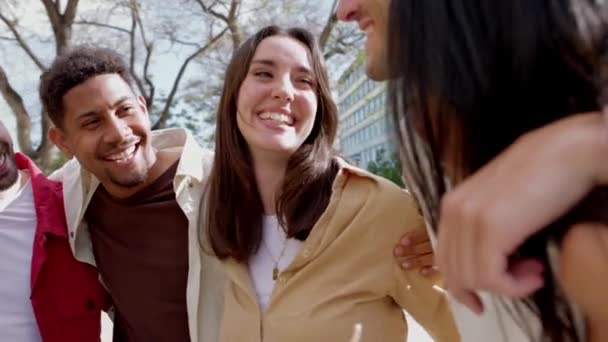 Diverse Groep Jonge Vrienden Die Zich Herfst Samen Vermaken Millennial — Stockvideo