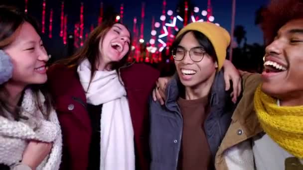 Grupp Unga Studentvänner Som Skrattar Och Njuter Ledigheten Tillsammans Nätterna — Stockvideo