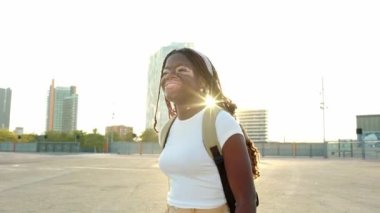 Vitiligo 'su olan mutlu genç kız şehir geçmişinde mutlu mesut yürüyor. Afro-Afrikalı bir kadın dışarıda kendine güvenerek yürüyor. Gençlik kültürü ve çeşitlilik kavramı.