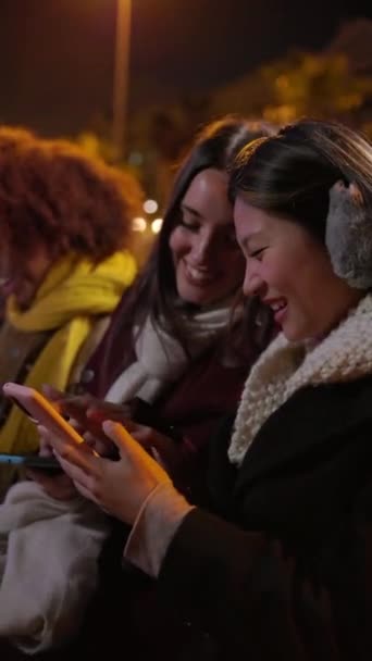 Vídeo Ecrã Vertical Das Pessoas Felizes Millennial Divertindo Usando Dispositivos — Vídeo de Stock