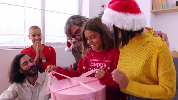 Podekscytowana Nastolatka Otwiera Prezent Świąteczny Rodziną Domu Wielopokoleniowa Rodzina Świętuje — Wideo stockowe