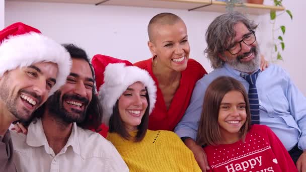 Retrato Sorridente Três Gerações Família Sentados Juntos Sofá Celebração Natal — Vídeo de Stock