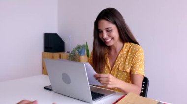 Genç bir İK kadın çalışanı genç yetişkin bir adamla görüşüyor. Erkek iş adayı şirketteki insan kaynakları müdürüne özgeçmiş veriyor. İşe alım konsepti