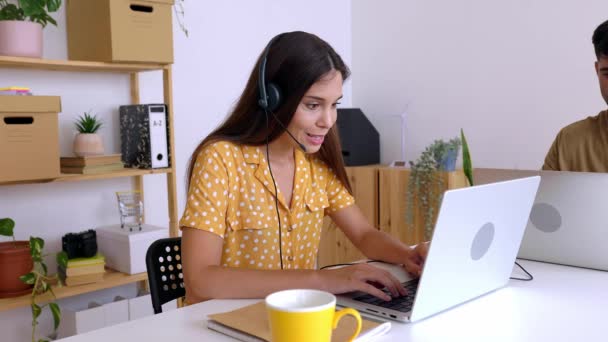 Mulher Negócios Bonita Nova Fones Ouvido Que Trabalham Computador Portátil — Vídeo de Stock