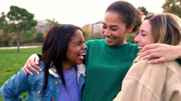 Три Многорасовые Подруги Смеются Обнимаясь Городском Парке Счастливая Группа Женщин — стоковое видео